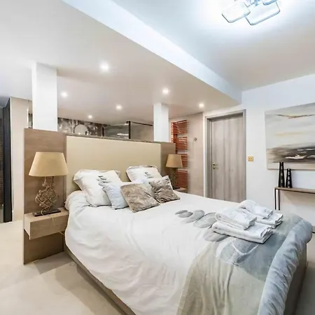 2rue With Private Pool - Beachfront