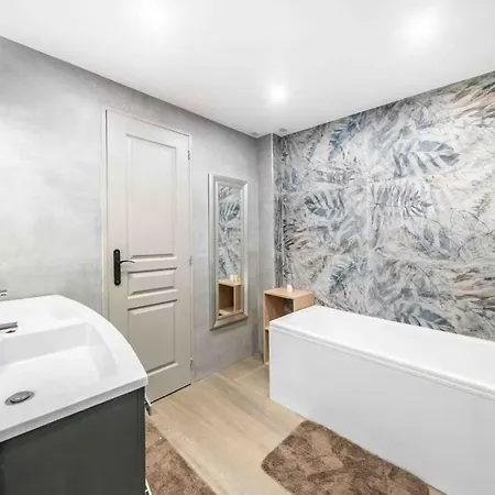 2rue With Private Pool - Beachfront Herberg *