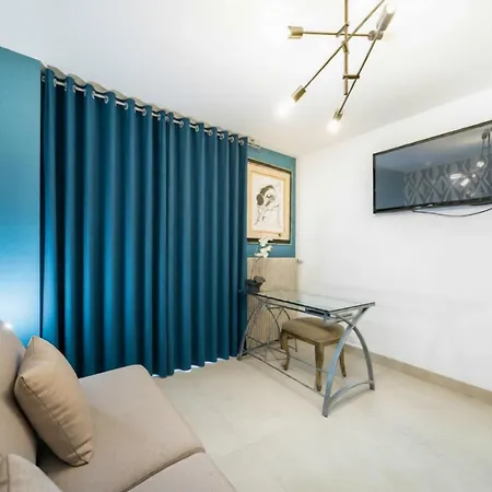 2rue With Private Pool - Beachfront * Nice